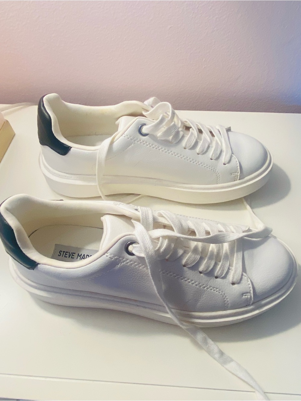 Steve Madden White Women’s Low-Top Casual Sneakers